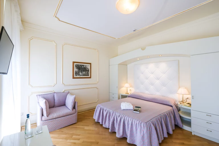 camera matrimoniale superior double rooms letto poltrona lampada quadro cuscini