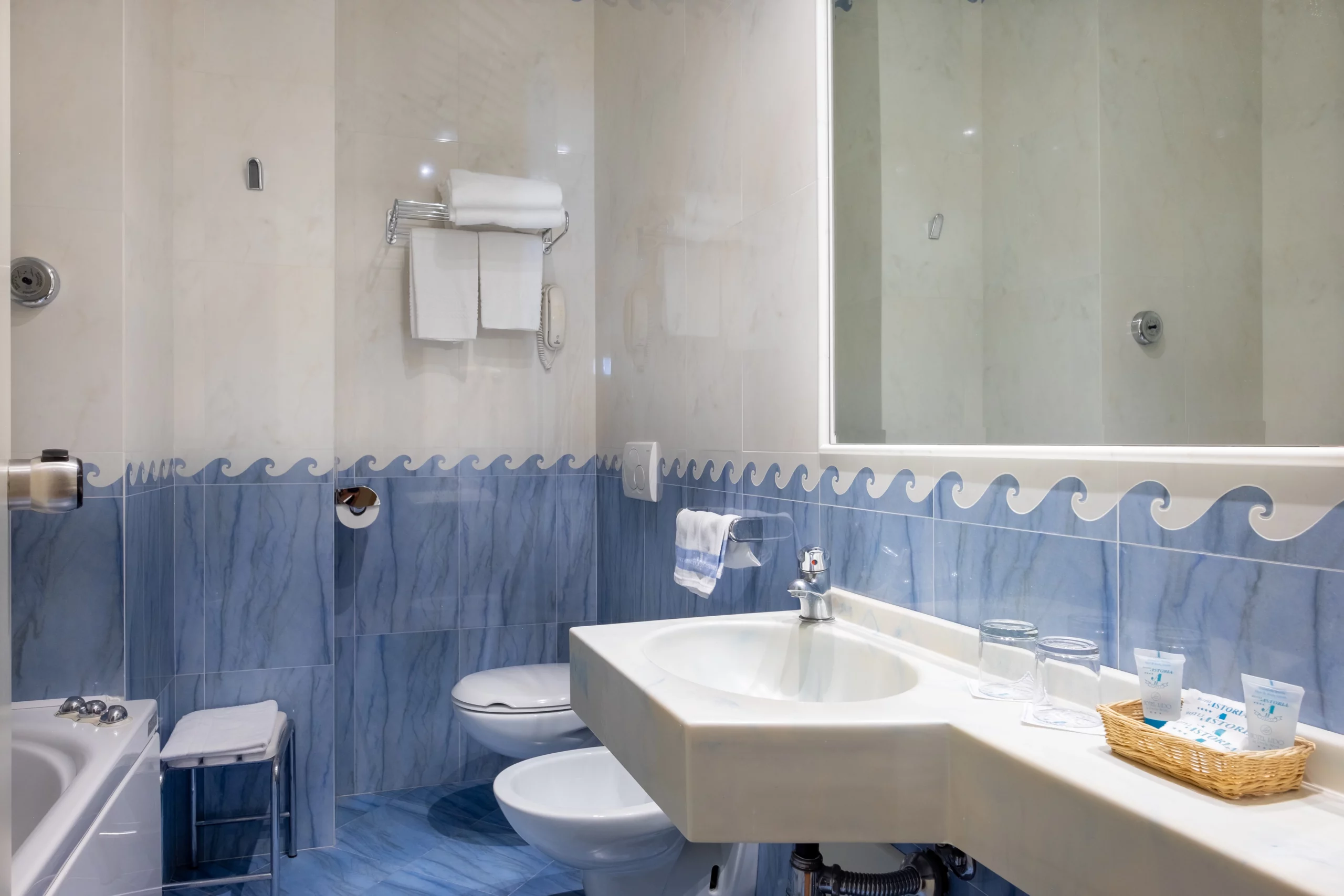 bagno blu lavandino water bidet asciugamano