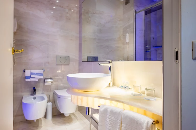 bagno con lavandino asciugamano water bidet specchio grande