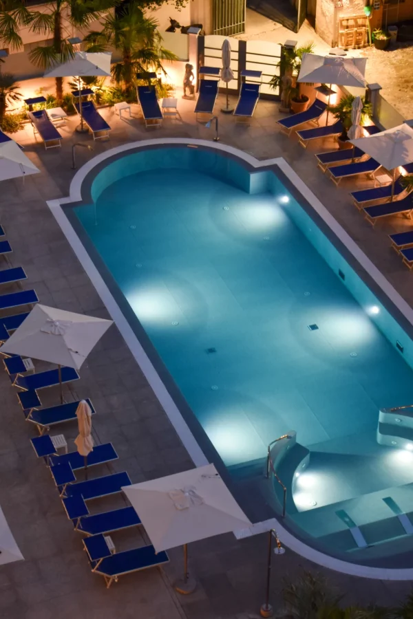 piscina hotel astoria stresa lago maggiore rilassante con chiosco